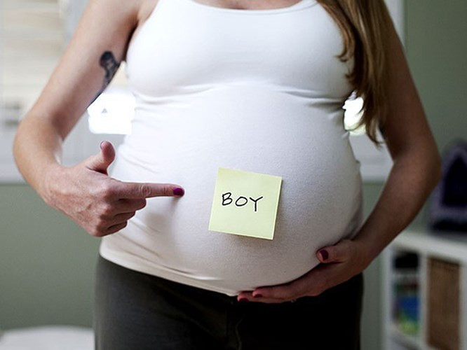 Thay đổi tích cách: Giới tính của thai nhi có thể ảnh hưởng đến những thay đổi trong hành vi của người mẹ. Nếu phụ nữ trở nên hung hăng, mạnh mẽ khi mang thai nhiều khả năng sẽ sinh bé trai bởi khi đó, nồng độ testosterone tăng dẫn đến việc hình thành giới tính ở bé.