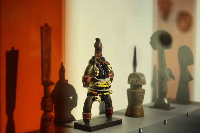 Mở đầu triển lãm là những cổ vật đến từ Châu Phi, nơi được coi là cái nôi của nền văn minh nhân loại. Trong ảnh là hàng loạt búp bê bằng chất liệu gỗ, hạt cườm, ốc tiền... được tìm thấy ở nhiều quốc gia như Ghana, Cameroon, Congo hay Mali. Những con búp bê không chỉ là đồ chơi mà còn mang ý nghĩa phồn thực.