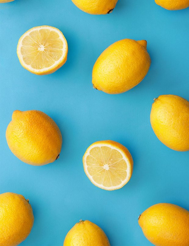  2. Tẩy da chết bằng chanh Nếu không muốn làn da trở nên nhăn nheo khô ráp thì hãy cứ áp dụng phương pháp làm đẹp vô lý này. Nước cốt chanh có tính axit cao sẽ khiến làn da bị bào mòn, nhạy cảm khi tiếp xúc trực tiếp. Hậu quả của việc tẩy da chết bằng nước chanh là làn da trở nên yếu ớt, bắt nắng thậm chí lão hóa sớm. 