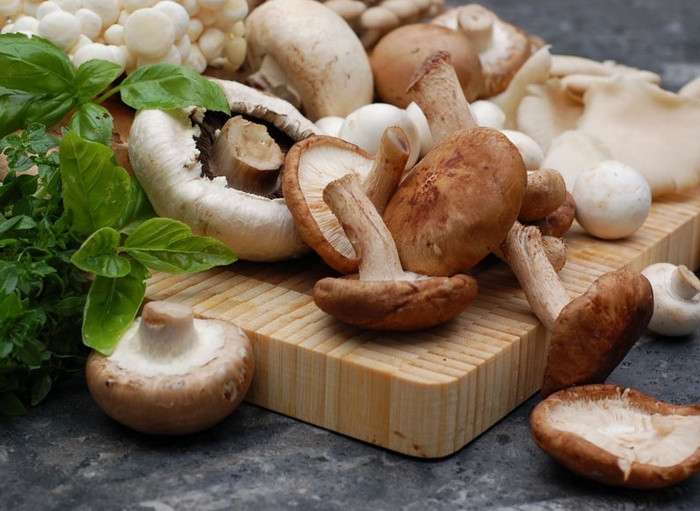  Nấm hương Từng được mệnh danh là “vua của các loại rau khô” nấm hương là loại thực phẩm rất tốt cho sức khỏe con người, đặc biệt là những người bị loãng xương và muốn phát triển chiều cao bởi trong 100g nấm hương thì có 180mg canxi. 