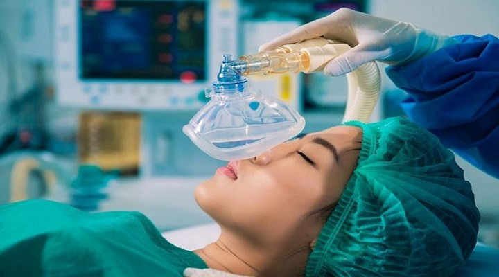 Tác dụng phu từ gây mê: Để đối phó với cơn đau trong khi phẫu thuật, các bác sĩ gây mê cho bệnh nhân (có thể gây tê tại chỗ hoặc gây mê toàn thân). Một số phụ nữ có thể gặp các vấn đề hô hấp và các vấn đề về tim. Tác dụng phụ đặc biệt này thường được thấy ở những phụ nữ mắc bệnh hen suyễn hoặc những người trên 50 tuổi.