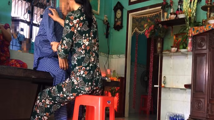 Nu “than y” co ten “Ong Coc” tri ba benh bang cach… vuot, thoi?-Hinh-7