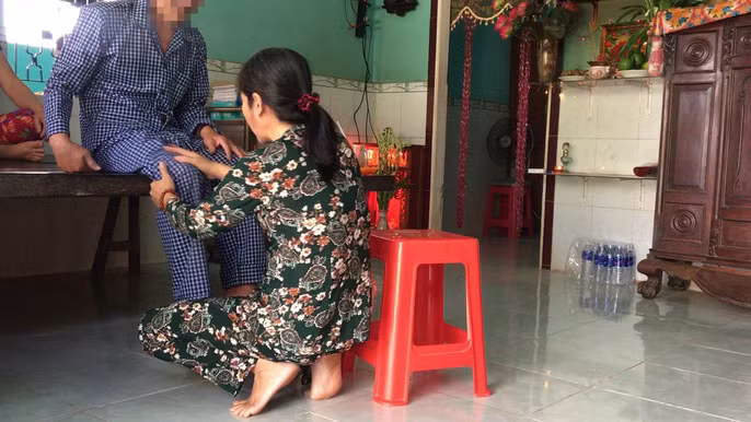 Nu “than y” co ten “Ong Coc” tri ba benh bang cach… vuot, thoi?-Hinh-9