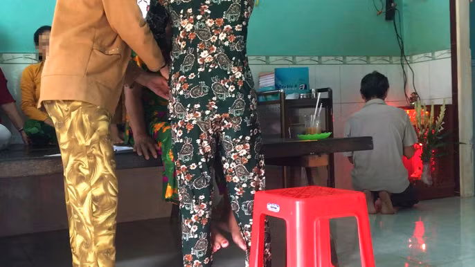 Nu “than y” co ten “Ong Coc” tri ba benh bang cach… vuot, thoi?-Hinh-10