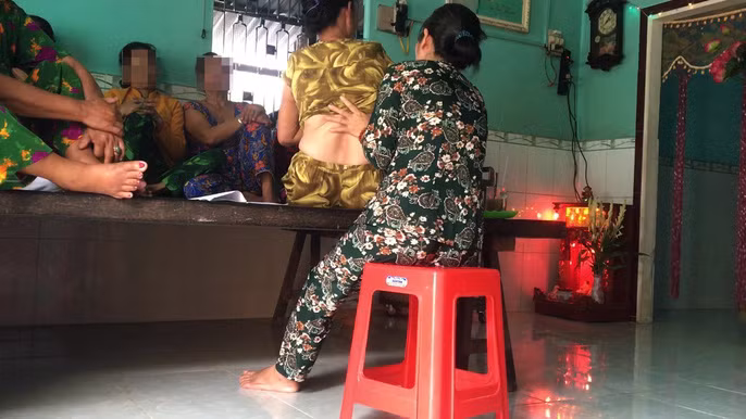 Nu “than y” co ten “Ong Coc” tri ba benh bang cach… vuot, thoi?-Hinh-5