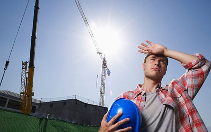 Khi làm việc ngoài trời, tốt nhất nên có thời gian nghỉ giải lao, tránh trường hợp làm việc liên tục, quá sức dưới nền nhiệt cao. Có thể sau 1 tiếng làm việc, nghỉ ngơi khoảng 5-10 phút để hạ bớt thân nhiệt, sau đó tiếp tục công việc.