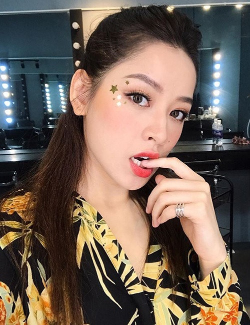 Đính kim sa trang trí đuôi mắt là một trong những cách vừa độc đáo vừa dễ áp dụng của Chi Pu.