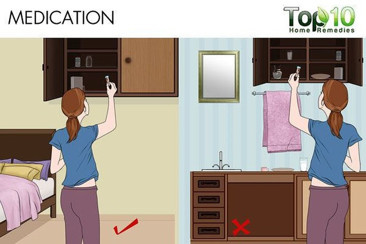 Thuốc: Thuốc phải được bảo quản đúng cách nếu không sẽ có tác hại vô cùng xấu cho sức khỏe của bạn. Không nên giữ thuốc trong tủ trong phòng tắm. Nhiệt độ, độ ẩm và ánh sáng có thể làm hỏng thuốc và làm giảm hiệu quả. Bảo quản thuốc trong ngăn kéo tủ quần áo hoặc một chỗ tối, mát mẻ trong tủ bếp.