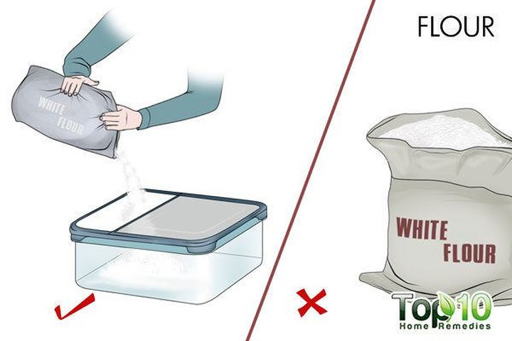 Bột: Một trong những sai lầm bảo quản thực phẩm nhà nào cũng mắc phải là thường đóng gói bột trong bao bì giấy và mọi người đặt nó vào trong tủ. Nhưng điều này có thể làm giảm thời hạn sử dụng. Đối với bột mì, bạn phải giữ trong tủ lạnh hoặc tủ đông. Không bao giờ để bột mỳ ở nhiệt độ phòng, vì hàm lượng dầu cao sẽ làm cho nó bị ôi. Ngoài ra, tốt nhất là sử dụng bột trong vòng vài tháng sau khi mua.