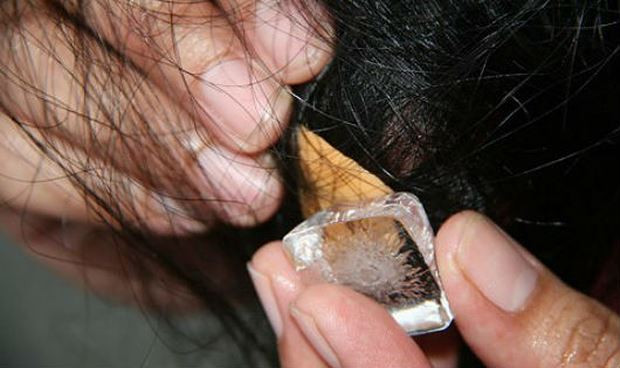 Cách "giải cứu" mái tóc khỏi bã kẹo cao su.