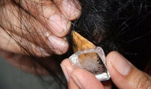 Cách "giải cứu" mái tóc khỏi bã kẹo cao su.