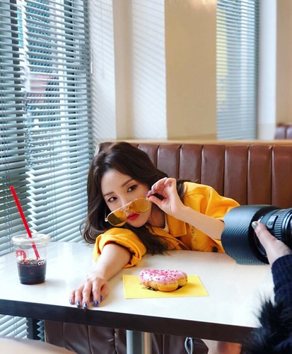  Thái độ tích cực. Không ai muốn ở bên một người luôn than phiền hoặc nói xấu về người khác. Thay vì chỉ nhìn vào những mặt xấu trong cuộc sống, hãy tìm ra những điểm tốt. Nếu bạn có thể luôn lạc quan và yêu đời, lúc ấy, chắc hẳn, chàng sẽ bị hấp dẫn bởi cảm giác dễ chịu khi ở cạnh bạn.