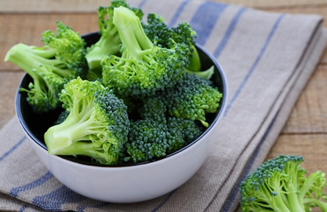 6. Súp lơ: Làm sạch mạch máu Súp lơ là một trong những thực vật có chứa nhiều đồng nhất, có thể phòng chống truyền nhiễm, ngoài ra còn có thể làm sạch mạch máu hiệu quả, có thể ngăn ngừa quá trình oxy hóa cholesterol, ngăn ngừa máu vón cục, giảm nguy cơ bị bệnh tim mạch và tai biến. Ăn nhiều súp lơ có thể tăng khả năng giải độc gan, phòng cảm cúm và bệnh máu xấu. Dùng lâu dài còn có thể giảm nguy cơ ung thư vú, ung thư trực tràng và ung thư dạ dày. 