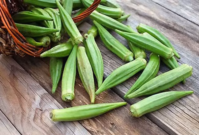  2. Đậu bắp: Ngăn ngừa bệnh tim mạch Chất nhầy của đậu bắp ngoại hấp cholesterol của thực phẩm và của muối mật. Nó giữ cholesterol lại trong ruột, giúp cơ thể tái hấp thu nước, hấp thu những phân tử cholesterol vượt chỉ tiêu rồi bài thải theo phân ra ngoài, do đó giảm được cholesterol huyết. Những người cholesterol huyết cao, cao huyết áp, đau thắt ngực và các bệnh tim mạch khác nên ăn đậu bắp, vừa giảm cholesterol lại thông tiểu, rất thuận lợi cho bệnh cao huyết áp. Tuy nhiên, nên lưu ý là không ăn đậu bắp cùng lúc với uống thuốc, hãy uống thuốc trước bữa ăn 1 giờ hoặc sau 2 giờ. 