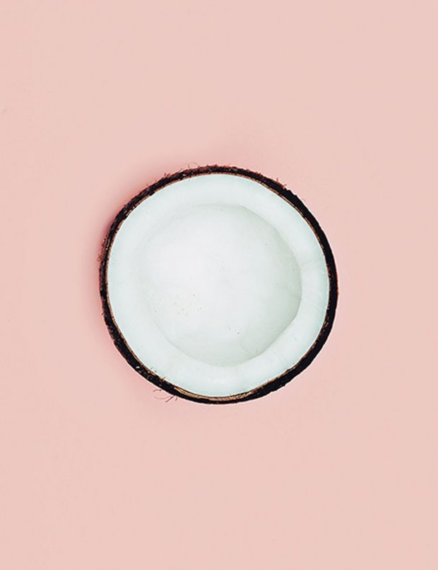  1. Dùng dầu dừa như kem dưỡng ẩm Có nhiều tranh cãi nổ ra xung quanh việc dầu dừa có hữu ích trong việc làm đẹp, chăm sóc da hay không? Tin tốt với bạn, dầu dừa tốt cho sức khỏe nếu bạn sử dụng để nấu ăn hoặc có khả năng dưỡng ẩm những vùng da khô trên cơ thể như khuỷu tay, đầu gối,… Nhưng sẽ rất sai lầm nếu bạn sử dụng như một loại kem dưỡng ẩm cho mặt. Dầu dừa sẽ tạo một lớp màng bít tắc lỗ chân lông gây ra mụn. 