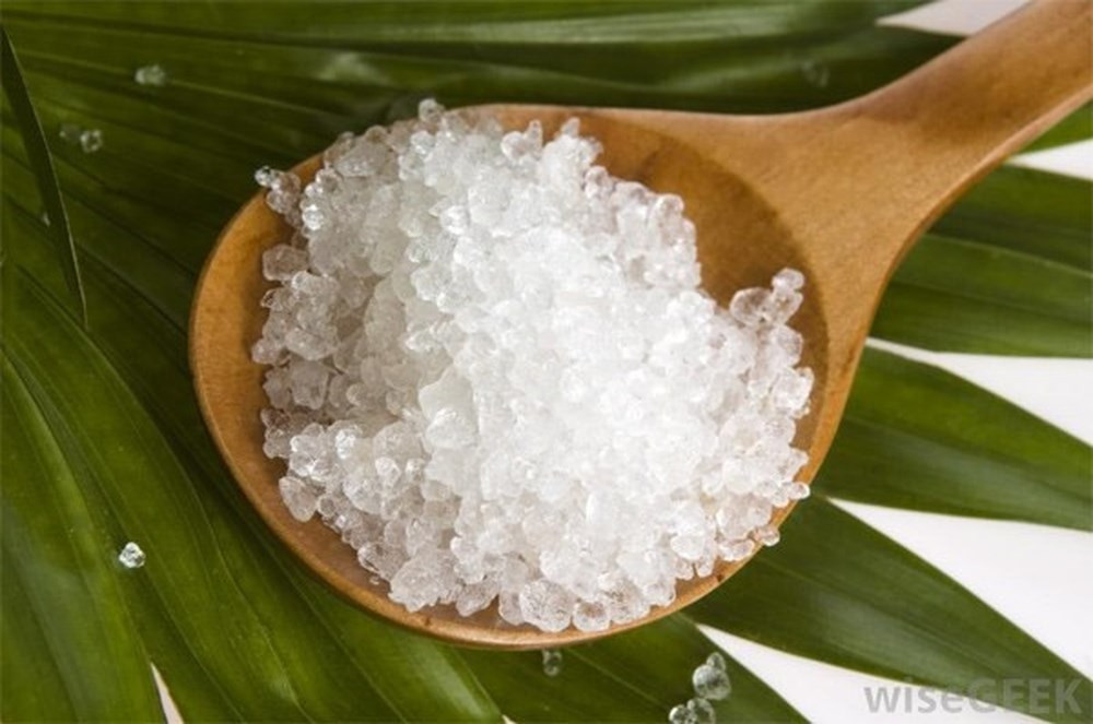  3. Muối Epsom Muối Epsom là nguyên liệu trị mụn hiệu quả. Loại nguyên liệu này còn giúp giảm viêm, làm lành da và tránh tình trạng sưng tấy trên da. Bạn chỉ cần lấy 1 thìa muối này trộn với nửa ly nước ấm rồi thoa lên vùng da bị mụn, để khô và rửa sạch lại mặt. Làm như vậy 2-3 lần mỗi ngày sẽ giúp ngăn ngừa mụn ẩn trên da hiệu quả.