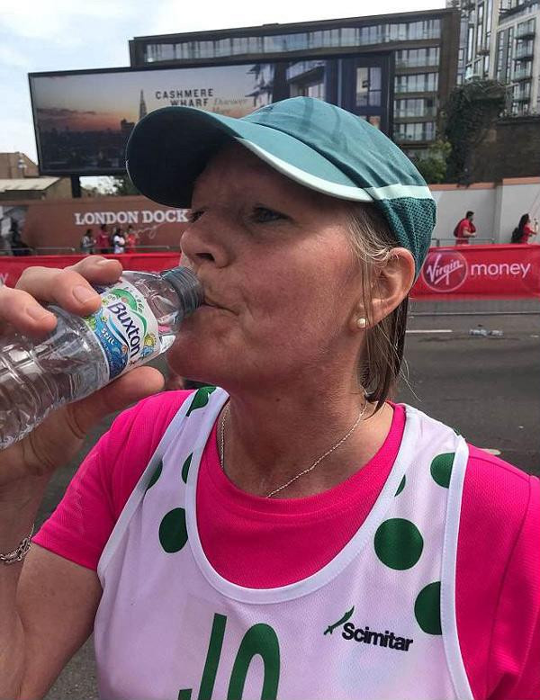 Nguyên nhân là do cô đã uống hàng chục chai nước khi tham gia chạy.