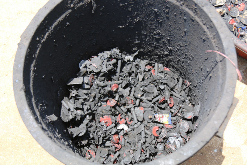 Pin con Ó được cơ sở của bà Loan đập dẹp lấy than làm thuốc nhuộm vỏ cà phê, bột đá để trộn vào hồ tiêu bán kiếm lời.