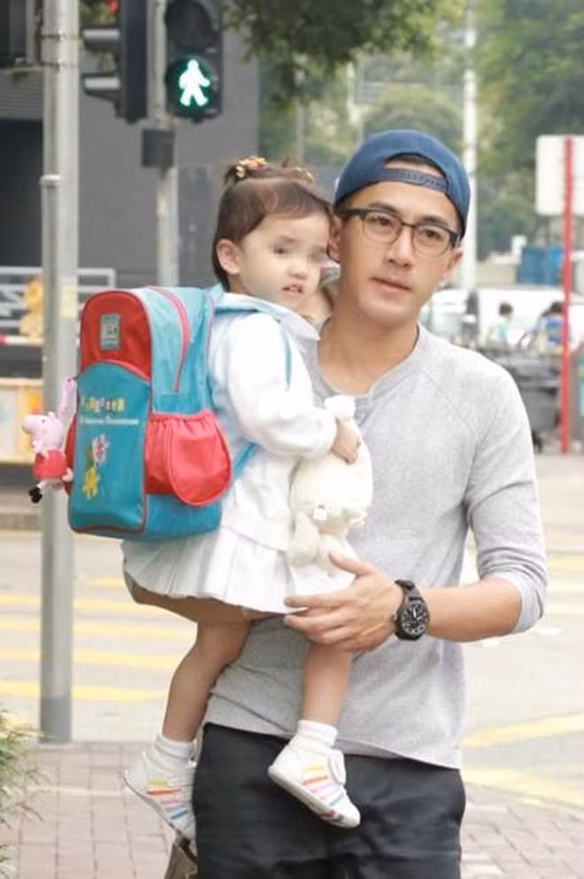 Hình ảnh Lưu Khải Uy hết lòng yêu thương, chăm sóc con gái nhỏ giúp nam diễn viên phần nào xóa bỏ những chỉ trích vì tin đồn ngoại tình trước đó và dần lấy lại thiện cảm từ người hâm mộ.