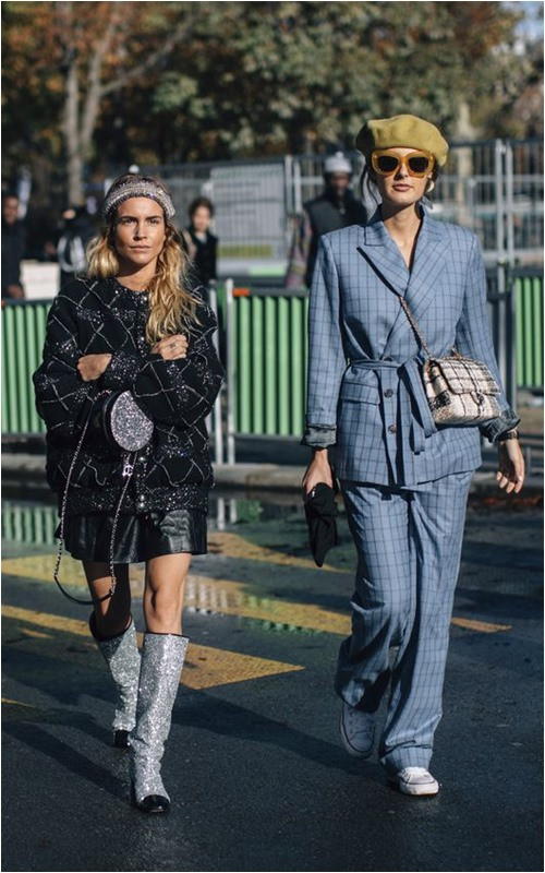 Còn gì đậm chất menswear mà vẫn nữ tính hơn là một bộ suit nhạt màu, mix cùng giày cao gót hoặc sneaker giữa phố ngày đầu xuân?