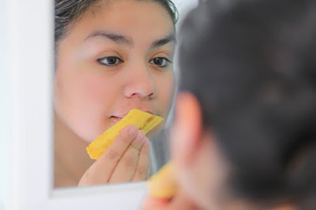  4. Vỏ chuối giúp tẩy tế bào chết và dưỡng ẩm da Vỏ chuối có chứa magie và vitamin C, giúp tẩy tế bào chết, làm da mềm mịn, căng sáng hơn. Cách làm: Để tẩy tế bào chết, bạn hãy sử dụng phần bên trong vỏ. Rửa sạch mặt với sữa rửa mặt. Sau đó, lấy vỏ chuối, nhẹ nhàng chà phần thịt vỏ lên da bạn cho đến khi phần vỏ biến thành màu nâu. Sau đó rửa sạch mặt với nước ấm.