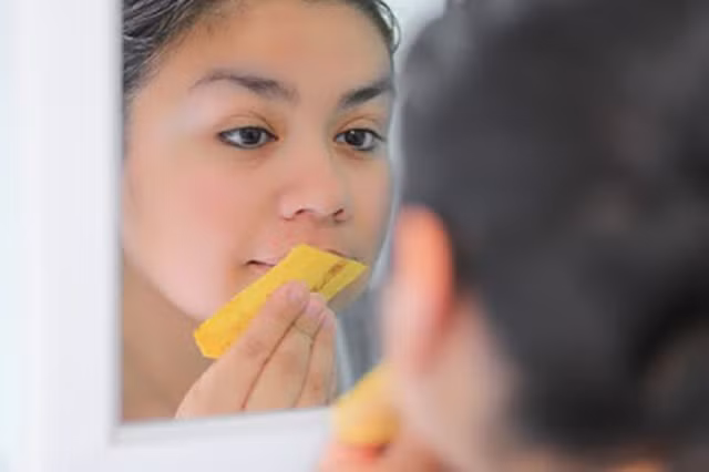  4. Vỏ chuối giúp tẩy tế bào chết và dưỡng ẩm da Vỏ chuối có chứa magie và vitamin C, giúp tẩy tế bào chết, làm da mềm mịn, căng sáng hơn. Cách làm: Để tẩy tế bào chết, bạn hãy sử dụng phần bên trong vỏ. Rửa sạch mặt với sữa rửa mặt. Sau đó, lấy vỏ chuối, nhẹ nhàng chà phần thịt vỏ lên da bạn cho đến khi phần vỏ biến thành màu nâu. Sau đó rửa sạch mặt với nước ấm.