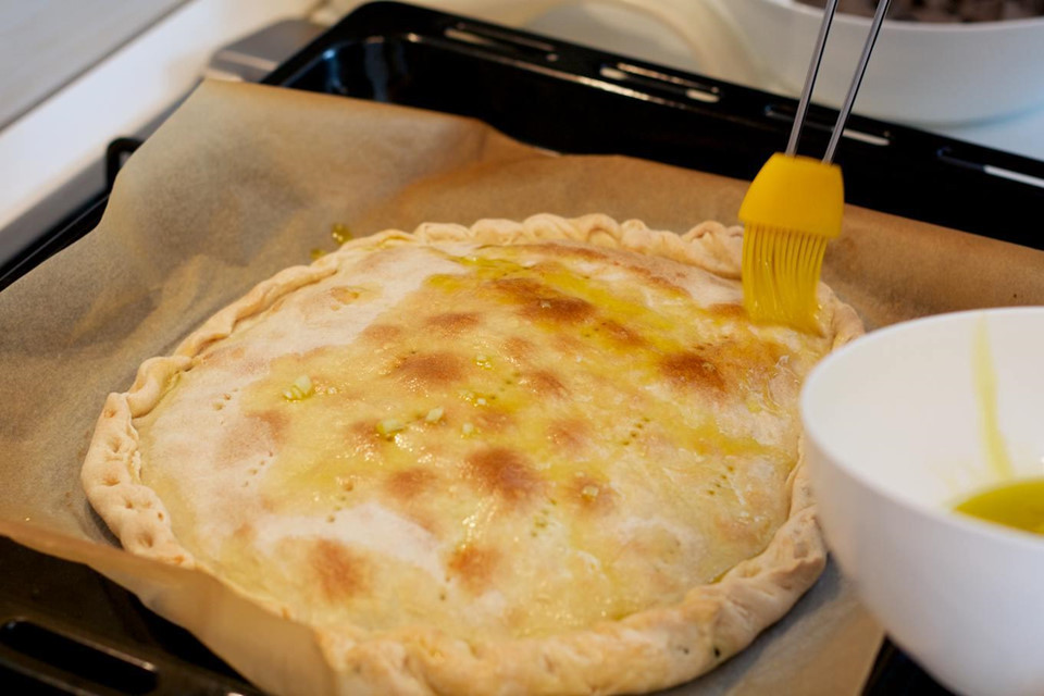 4. Soparnik - pancake chay: Soparnik là món bánh chay áp chảo truyền thống rất dễ ăn và có lẽ là một trong những món chế biến đơn giản nhất giữa vô vàn các đặc sản có công thức cầu kỳ của Croatia. Bột mì nhào kỹ với dầu olive và muối, bọc phần nhân bánh gồm cải cầu vồng, tỏi, mùi tây và nướng trên tảng đá được làm nóng trong lò sưởi. Ảnh: Viettravel.