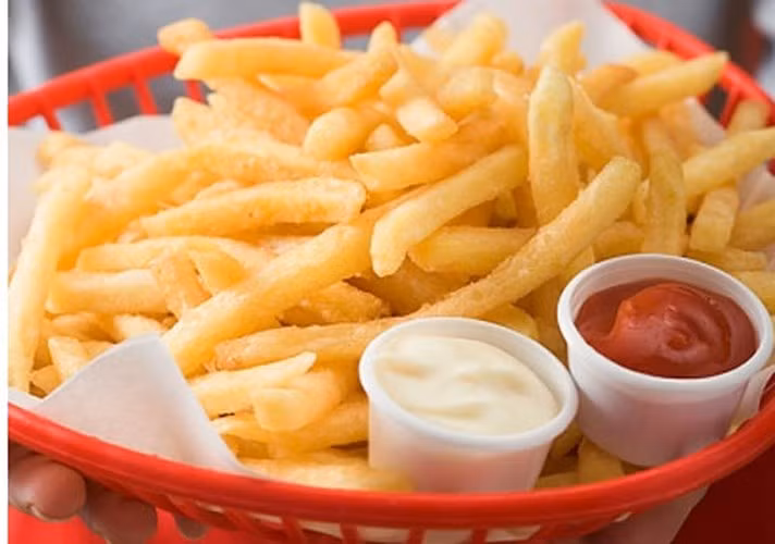 Không ăn thực phẩm chứa calo rỗng: Bạn nên tránh các calo rỗng như bánh quy, soda, kẹo, sôcôla và khoai tây chiên. Các thực phẩm này chứa carbohydrate được chuyển hóa thành đường, dễ gây tích tụ mỡ. Bạn nên điều chỉnh chế độ ăn uống với các thực phẩm lành mạnh và các sản phẩm sữa ít chất béo.