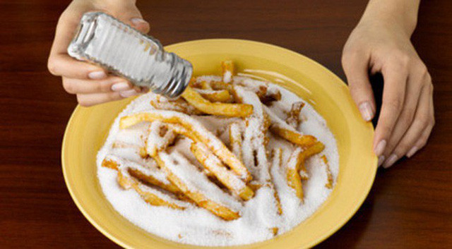 3. Mặn Chuyên gia dinh dưỡng Chu Tương Đức (trường đại học y dược Bắc Kinh) cho biết: Khi con người có sở thích ăn mặn thì thành phần muối được dung nạp quá nhiều, dần dần tích lũy trong cơ thể, dễ dẫn đến các bệnh về tim mạch, huyết quản, cao huyết áp, thận, đồng thời nó còn khiến nội tiết tố trong cơ thể không thể bài tiết ra ngoài, gây ra hiện tượng phù thũng. Một nghiên cứu của Nhật cho rằng, những ai thường xuyên ăn mặn đã có nguy cơ bị ung thư bao tử cao gấp 2 lần so với những người khác. Các chuyên gia y khoa kiến nghị những người trưởng thành mỗi ngày không nên dung nạp quá 2400mg Natri (tương đương khoảng 6gr muối) để hạn chế bệnh tật.