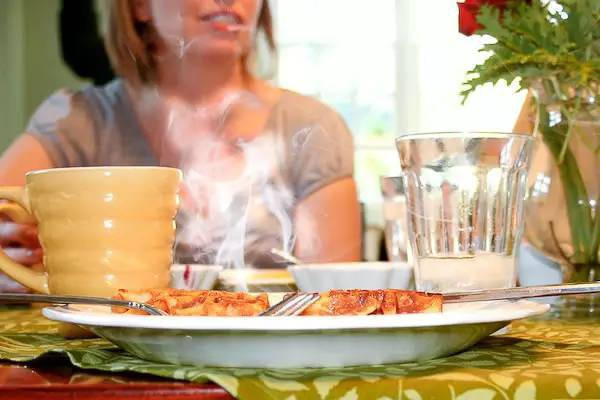 2. Nóng Thức ăn thì phải ăn lúc còn nóng mới ngon. Điều này không sai, nhưng Trung tâm nghiên cứu Ung thư quốc tế (IARC) đã chỉ ra rằng: Những người thường ăn uống quá nóng có thể tăng nguy cơ mắc ung thư. Do nhiệt độ dễ làm tổn thương tế bào bề mặt cổ họng, có thể dẫn đến vài chứng ung thư hiếm gặp. Theo báo cáo y học Nội khoa của Mỹ năm 2018, những người có thói quen uống trà nóng mỗi ngày cũng có tỷ lệ mắc ung thư cao gấp 2-5 lần so với người không uống.