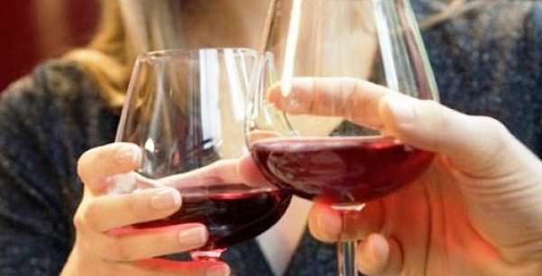  7. Rượu Nghiên cứu y học đã chứng minh, uống nhiều rượu bia sẽ làm tăng nguy cơ mắc 7 loại ung thư phổ biến như ung thư vú, ung thư ruột, ung thư khoang miệng, ung thư họng, ung thư thực quản, ung thư gan và ung thư kết tràng. Theo khuyến cáo của các chuyên gia y khoa, nam giới mỗi ngày không nên uống quá 2 ly bia rượu và nữ giới chỉ nên giới hạn ở con số 1 ly. 