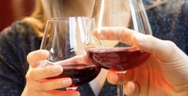  7. Rượu Nghiên cứu y học đã chứng minh, uống nhiều rượu bia sẽ làm tăng nguy cơ mắc 7 loại ung thư phổ biến như ung thư vú, ung thư ruột, ung thư khoang miệng, ung thư họng, ung thư thực quản, ung thư gan và ung thư kết tràng. Theo khuyến cáo của các chuyên gia y khoa, nam giới mỗi ngày không nên uống quá 2 ly bia rượu và nữ giới chỉ nên giới hạn ở con số 1 ly. 