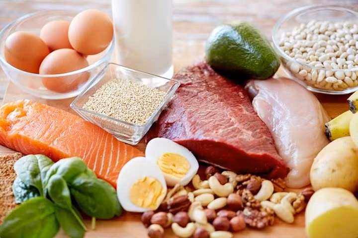 Có đủ protein: Tóc của bạn được làm bằng các protein phức tạp để phát triển. Bạn phải đảm bảo có 100-110 gam protein cho chế độ ăn uống mỗi ngày. Nếu bạn không có đủ protein, nó có thể dễ dàng dẫn đến tóc bạc sớm. Một số nguồn giàu protein bao gồm các loại hạt, thịt nạc, đậu lăng, đậu nành...