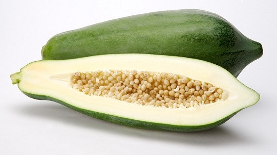  Đu đủ xanh có mủ trắng gây sảy thai Nhiều chị em rất thích lựa chọn đu đủ xanh làm nguyên liệu cho các món salad hoặc nước chấm. Tuy nhiên, trong trái đu đủ xanh hoặc đu đủ chưa chín hẳn có chứa mủ trắng và nhiều loại enzymes có thể gây co thắt t.ử cung. Nếu ăn đu đủ xanh trong thai kỳ, mẹ bầu có nguy cơ cao bị sảy thai. Ngược lại trái đu đủ chín lại rất có lợi cho thai phụ, bạn cần mua đu đủ chín hẳn và tốt nhất là loại chín cây để ăn tránh trường hợp mua phải đu đủ tẩm ướp hóa chất để kích chín sẽ rất nguy hiểm. 