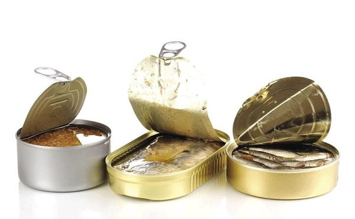 Thức ăn đóng hộp: Lượng muối natri cao trong các thực phẩm đóng hộp sẽ cản trở sự hấp thụ canxi.