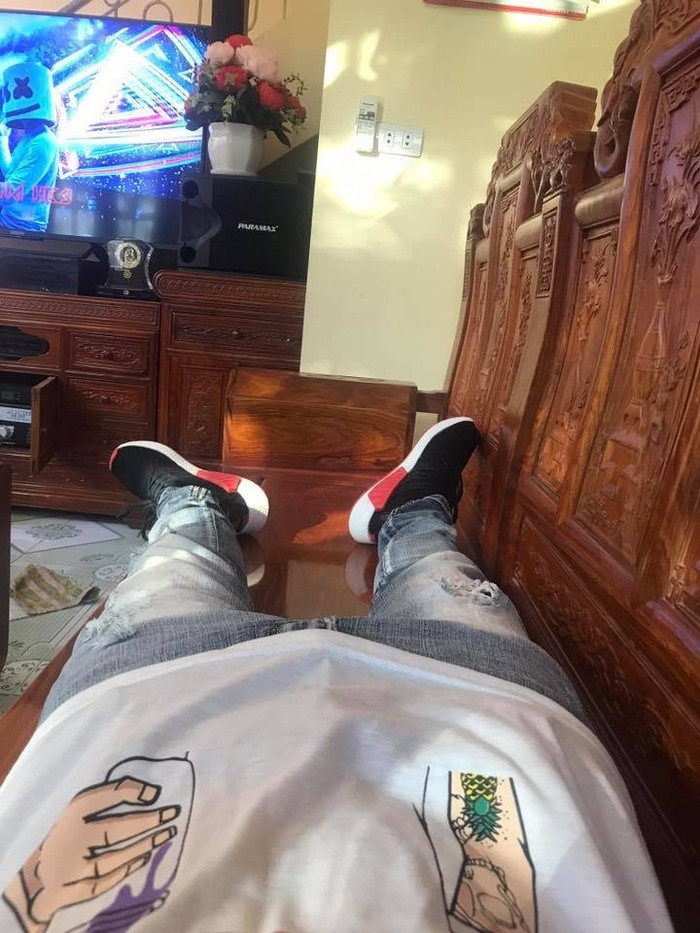 Áo 480.000 đồng, quần 700.000 đồng, giày 1,5 triệu đồng.