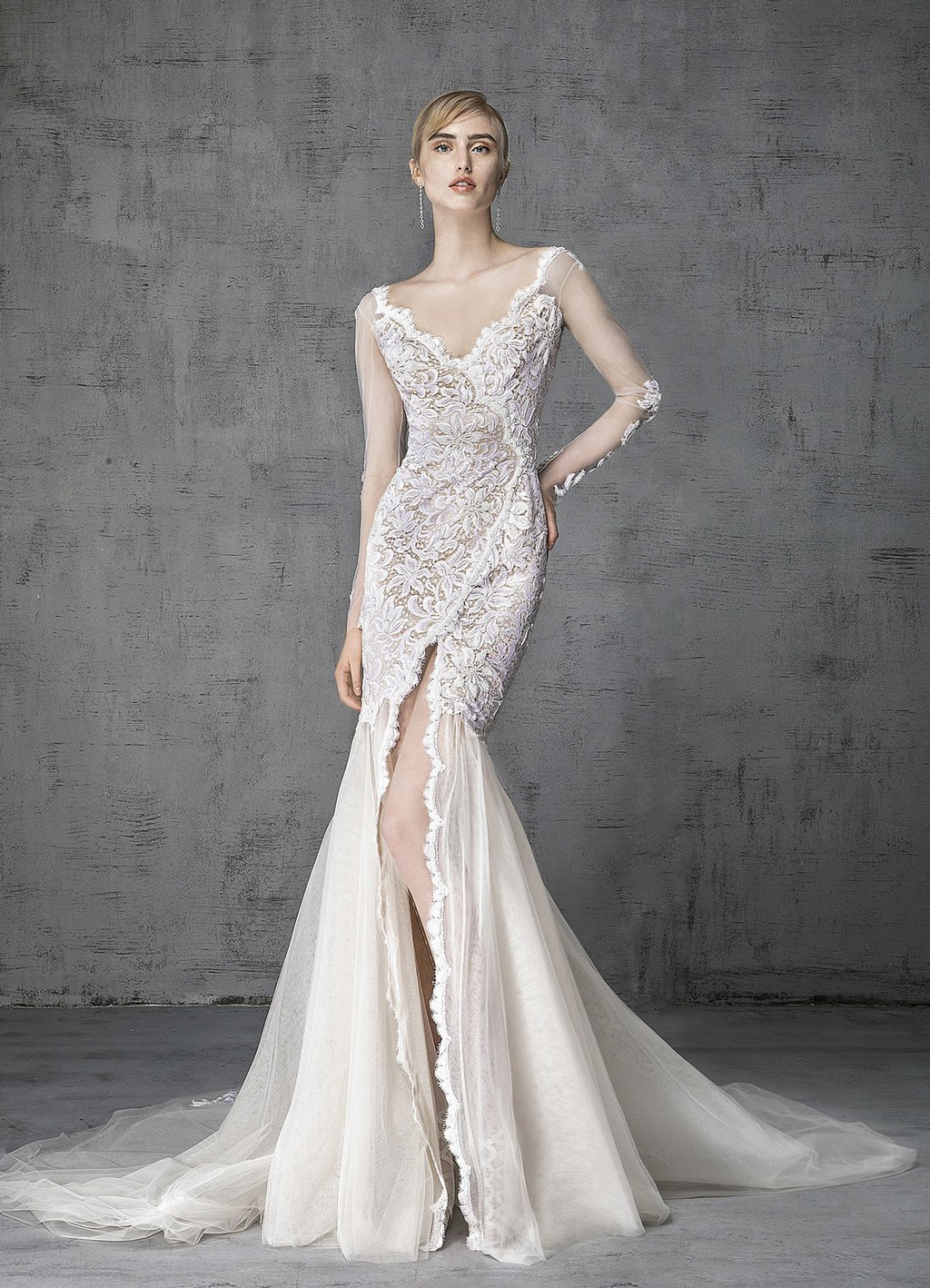 Những mẫu váy cưới xẻ tà đã trở nên quen thuộc trong thời trang váy cưới. Tuy nhiên, đây vẫn là một thiết kế hớp hồn bất kỳ cô dâu nào bởi độ tinh tế, sang trọng. Chiếc váy kết hợp hoàn hảo giữa chất ren, sheer, voan phồng để tạo nên vẻ đẹp vừa kín đáo vừa quyến rũ.