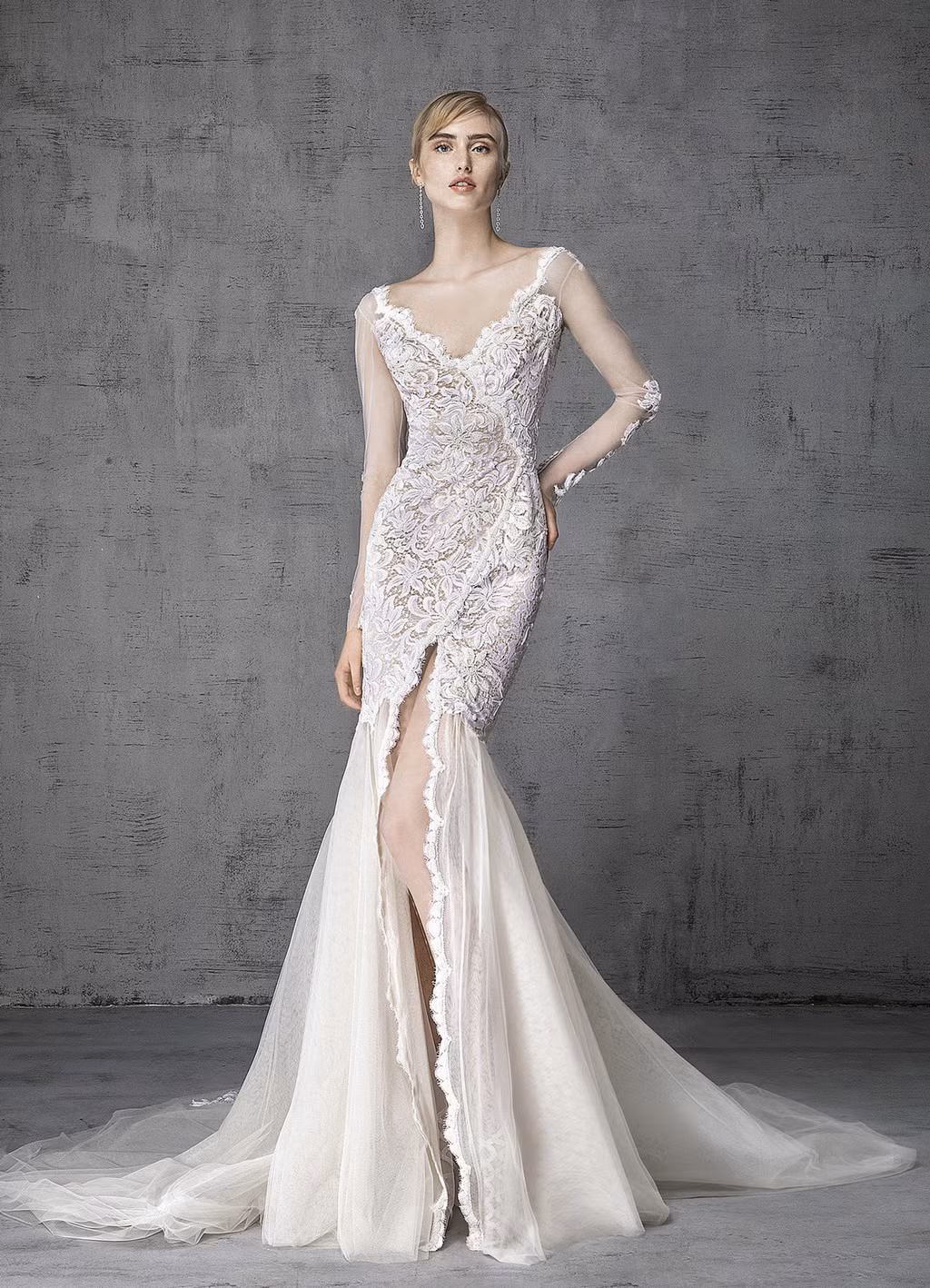 Những mẫu váy cưới xẻ tà đã trở nên quen thuộc trong thời trang váy cưới. Tuy nhiên, đây vẫn là một thiết kế hớp hồn bất kỳ cô dâu nào bởi độ tinh tế, sang trọng. Chiếc váy kết hợp hoàn hảo giữa chất ren, sheer, voan phồng để tạo nên vẻ đẹp vừa kín đáo vừa quyến rũ.