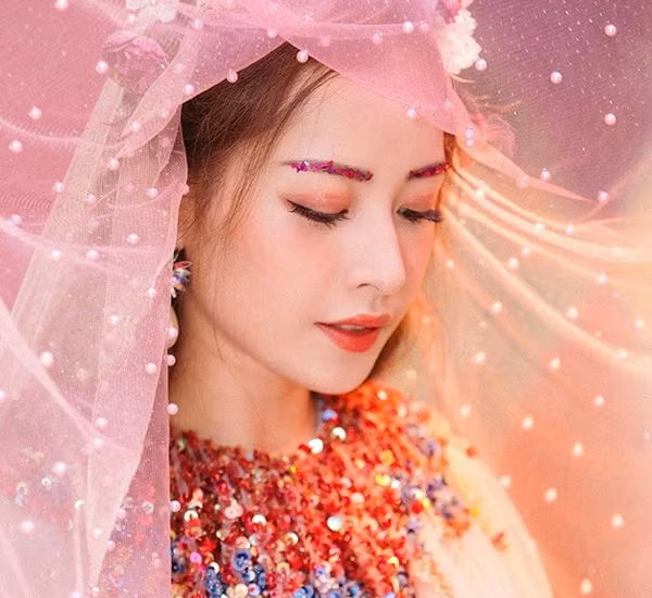 Sở hữu gương mặt với đường nét thanh tú, đôi mắt to tròn, Chi Pu cho phép chuyên gia trang điểm tha hồ thể hiện sự sáng tạo. Cô nàng từng thử nghiệm hàng loạt cách makeup độc đáo, mỗi MV lăng xê một kiểu làm đẹp riêng. Trong MV Cho ta gần hơn, Chi Pu được đính kim sa lấp lánh lên lông mày, tông xuyệt tông với chiếc váy đang mặc.