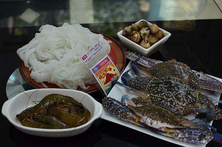 Nguyên liệu (4 người ăn): Bánh canh: 1kg; Ghẹ: 3 con (khoảng 700gr: 140k. 200k/kg ghẹ); Tôm: 4 con; Nấm rơm: 200gr; Xương gà; Dầu điều, bột năng, hành/ngò, tiêu, mắm, muối, bột ngọt.