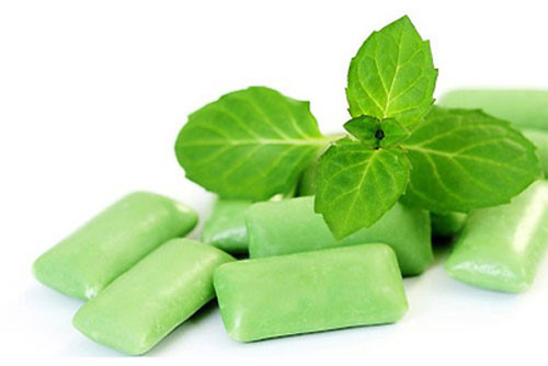 Ngày thường chuẩn bị một ít kẹo chewing gum cũng có thể trợ giúp cho ta sau khi ăn tỏi.