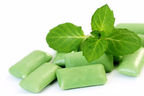 Ngày thường chuẩn bị một ít kẹo chewing gum cũng có thể trợ giúp cho ta sau khi ăn tỏi.