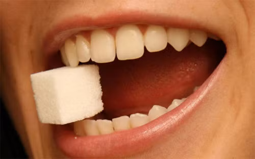 Ngậm một muỗng đường cát trắng trong miệng cho đến khi tan hết, sau đó uống một ly nước, mùi hôi do thức ăn để lại cũng sẽ tan dần theo.