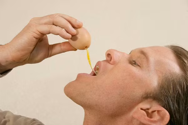 Không nên ăn trứng sống bởi có nhiều rủi ro. Ảnh minh họa.