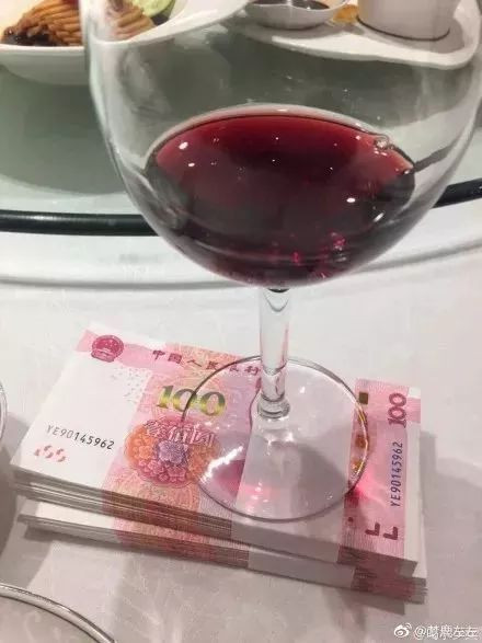 Giám đốc của công ty này quả là hào phóng, chỉ chút ít rượu như thế này mà đã được cả một “núi tiền”.