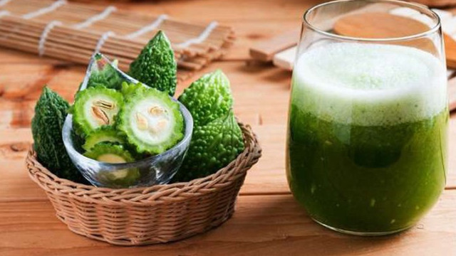  4. Mướp đắng Lấy nước ép mướp đắng và hòa một thìa canh nước này vào một cốc sữa nguyên bơ. Loại nước khó uống này sẽ loại bỏ những con giun ký sinh. 