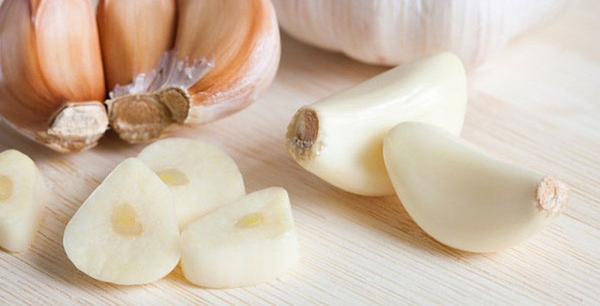  3. Tỏi Tỏi có đặc tính khử trùng cũng như kháng nấm. Chỉ cần nhai 3-4 tép tỏi sống mỗi ngày bạn có thể trị giun hiệu quả.