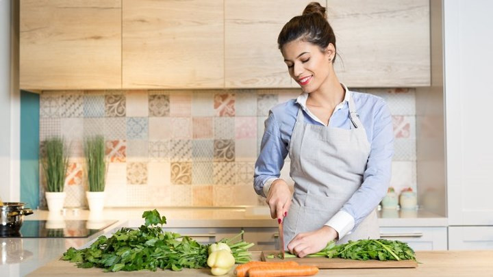 Bệnh tim mạch: Nếu bạn mắc các vấn đề về tim mà không phải do tiền sử gia đình thì nguyên nhân có thể là không ăn đủ rau. Với những người mắc bệnh tim mạch, rau quả đóng vai trò quan trọng, nó giúp hòa tan cholesterol, giảm lắng đọng cholesterol trong thành mạch, ngăn ngừa các bệnh động mạch vành, nhồi máu cơ tim và đau thắt ngực.