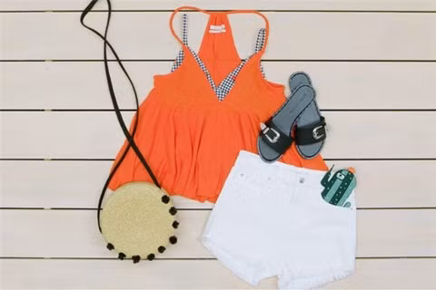 1. Phối với áo babydoll cổ V Phối áo bralette cùng áo babydoll cổ V mang lại nét cuốn hút kín đáo khó ai cưỡng lại. Bạn có thể khoe khéo viền bralette mà không sợ phản cảm.