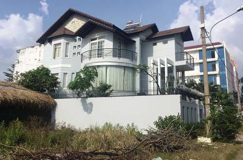 Biet thu dai gia ven song Sai Gon bi trom hang ty dong